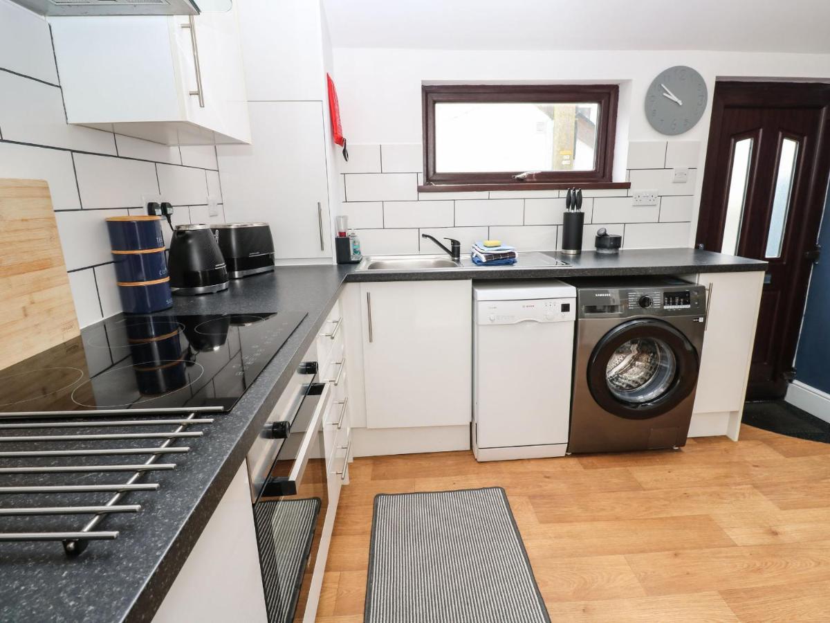 Hidden Door Apartment เพนแซนซ์ ภายนอก รูปภาพ